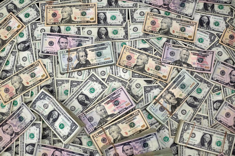 USD tăng nhẹ khi thị trường chờ quyết định lãi suất từ Fed, euro suy yếu