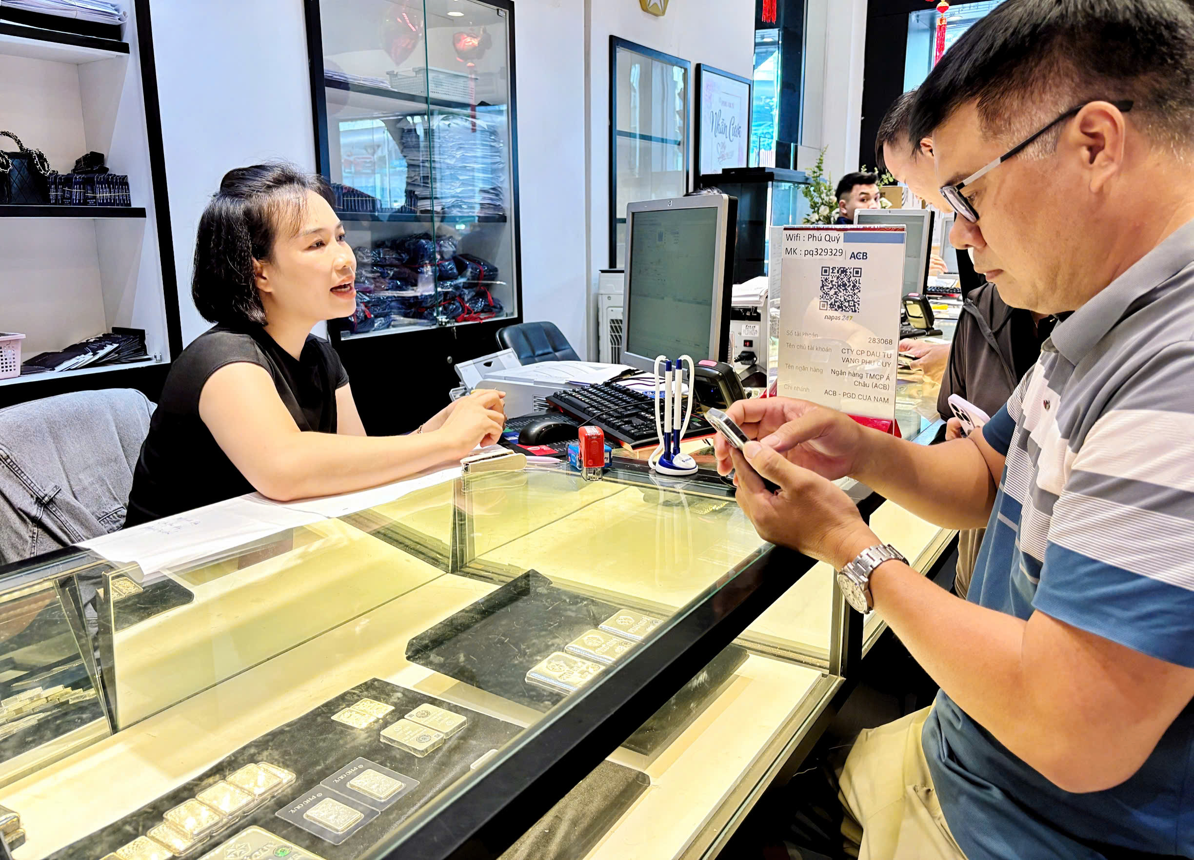 Người mua bạc giao dịch tại cửa hàng vàng bạc Phú Quý trên đường Cầu Giấy, Hà Nội. (Ảnh: Đinh Thơm)